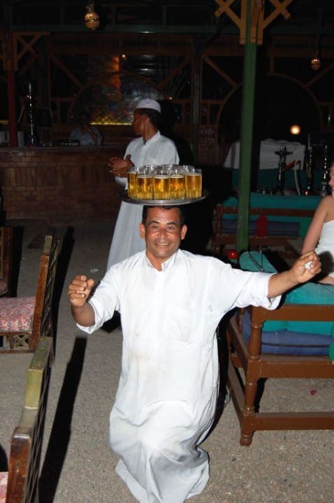 Kellner in der Shishabar Giftun Azur Resort