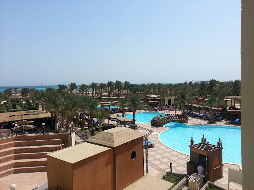 Blick vom linken Hotelflügel  Riviera Aqua Park Resort