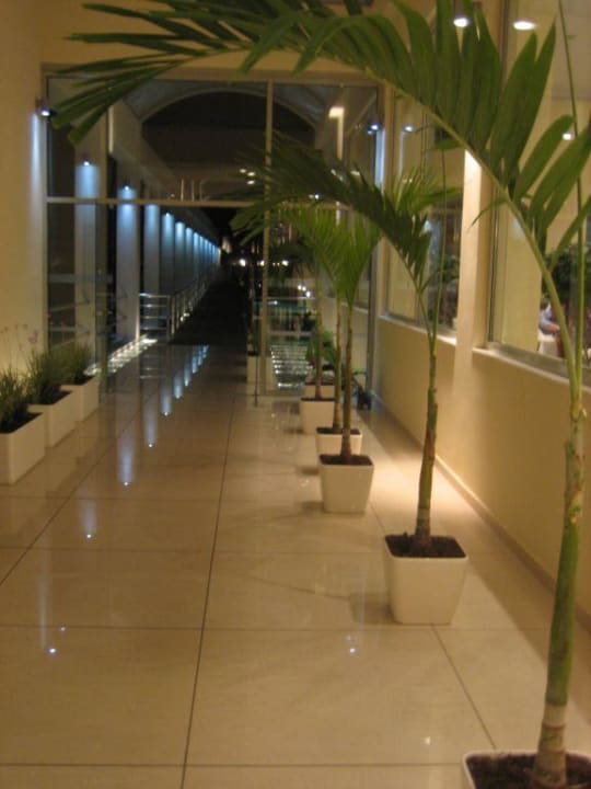 Vom Hauptgebäude auf die Brücke Blue Lagoon Resort