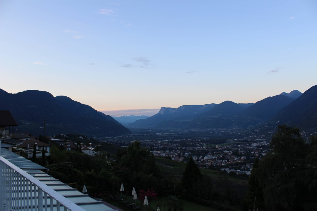 Blick auf Meran am Morgen Panoramahotel Am Sonnenhang