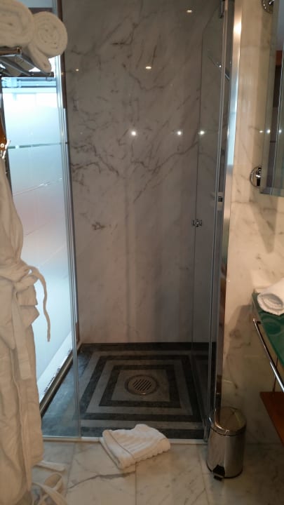 Geräumige Dusche  Hotel Victory Therme Erding