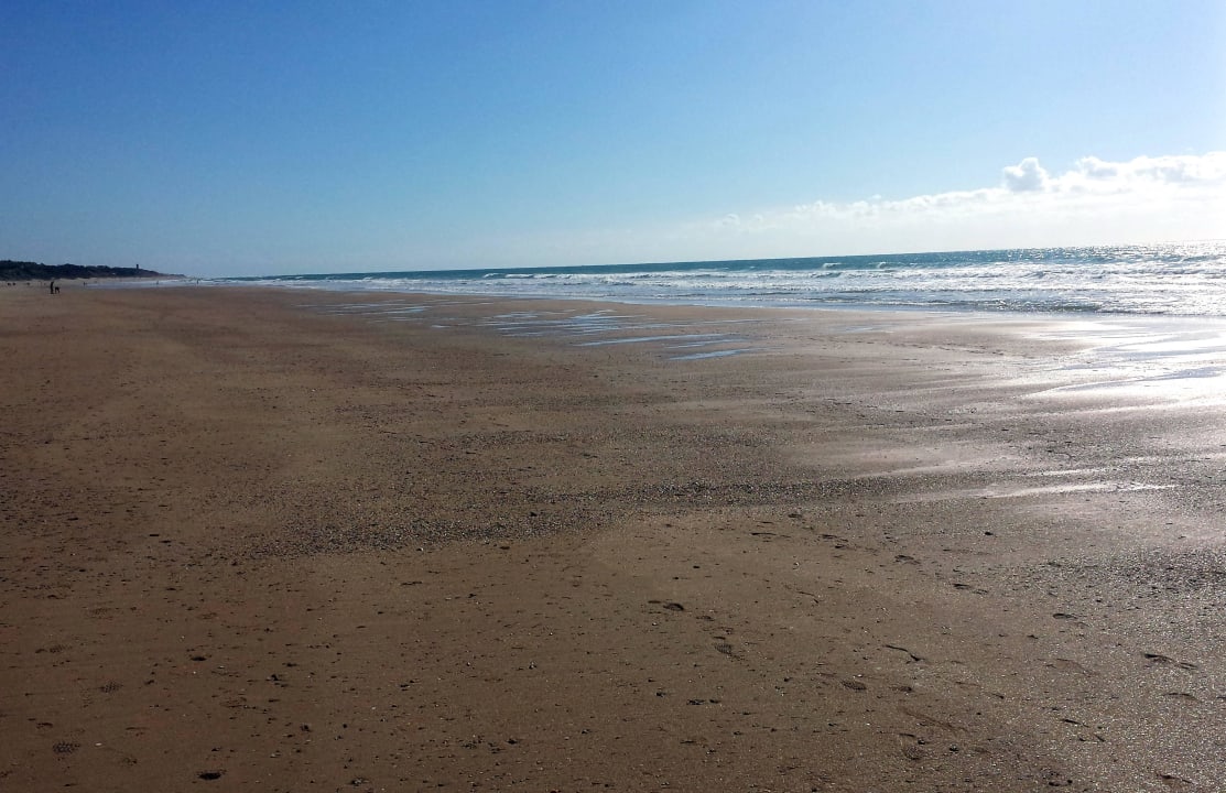 Strand bei ablaufendem Wasser Hipotels Barrosa Park