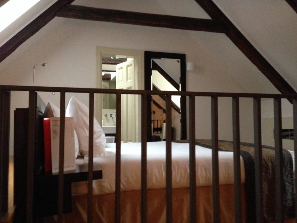 Blick von der Treppe der Junior Suite Hotel Golden Angel