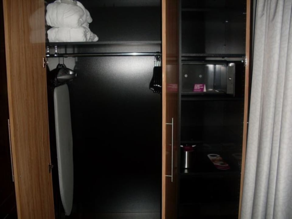 Schrank mit Safe und Bügelbrett Mercure Hotel Wiesbaden City