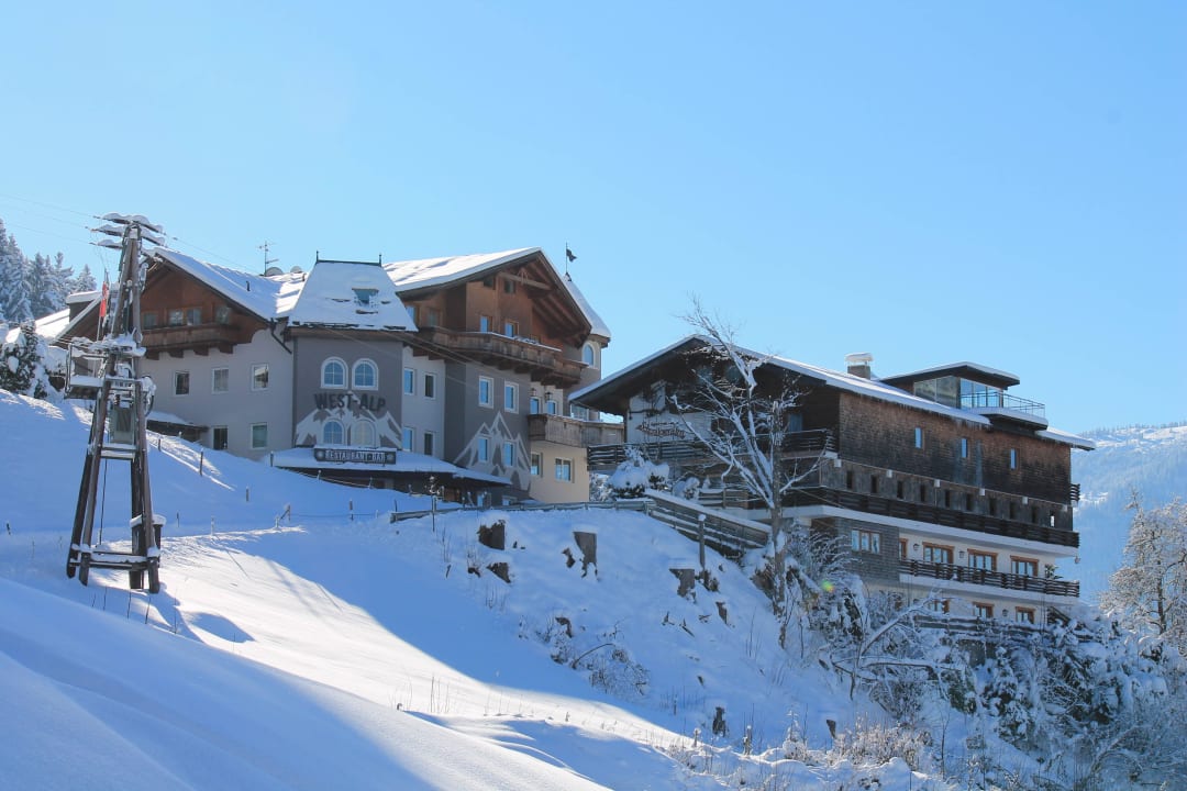 Haupt- und Nebengebäude West Alp