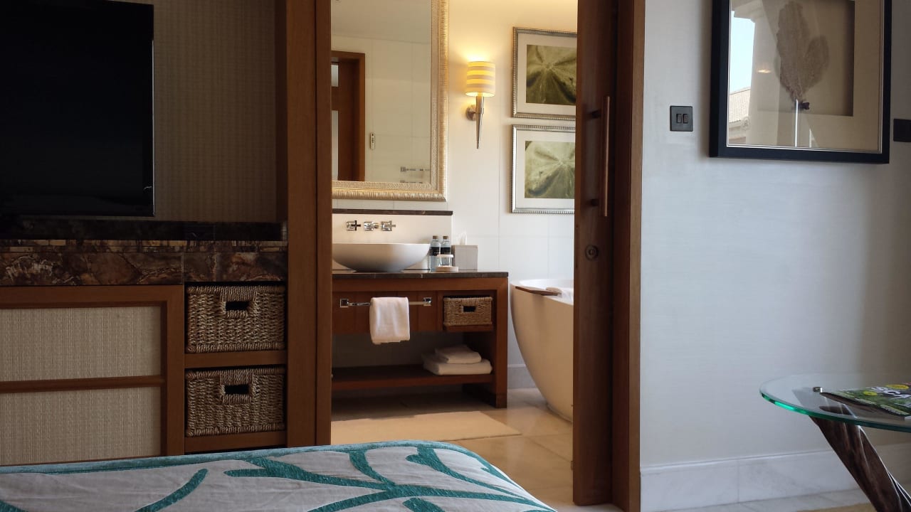 Rechter Badeingang vom Bett aus The St. Regis Saadiyat Island Resort, Abu Dhabi
