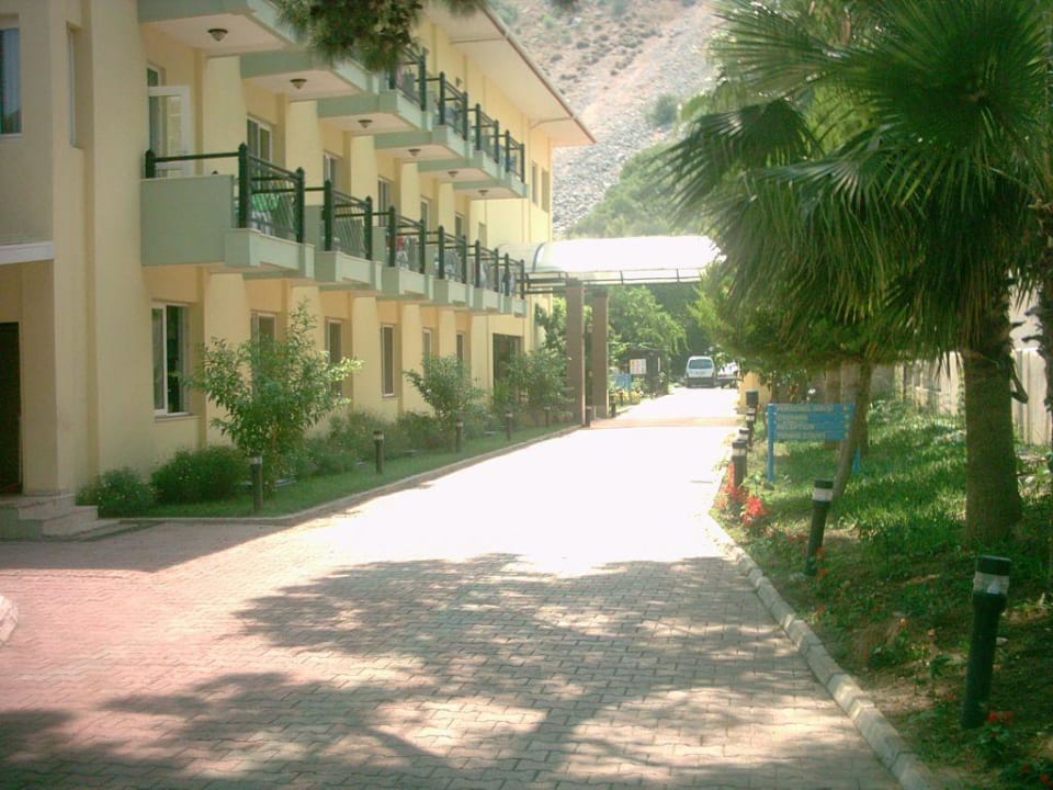 Weg zum Hoteleingang Ege Montana Hotel