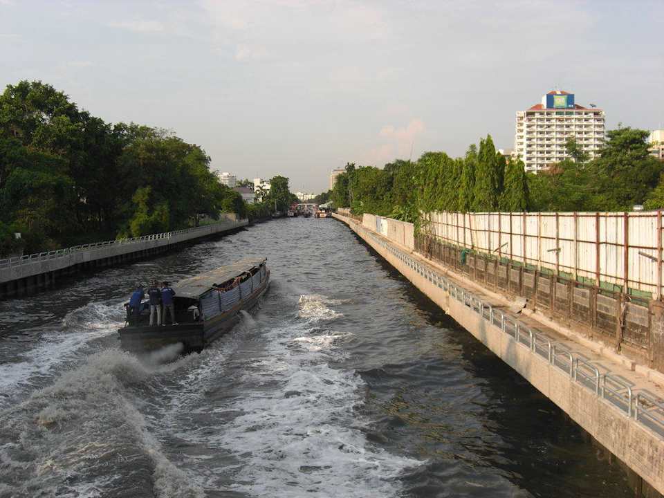 Boote hinter dem Hotel The Seasons Huamark Bangkok