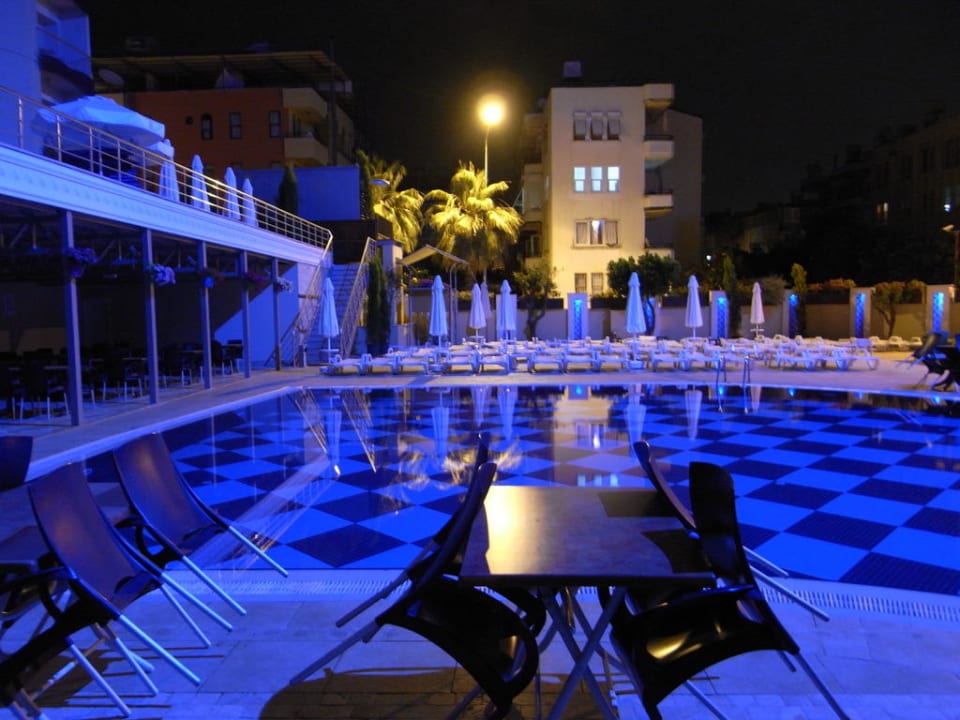 Pool bei Nacht Tac Premier Hotel & Spa