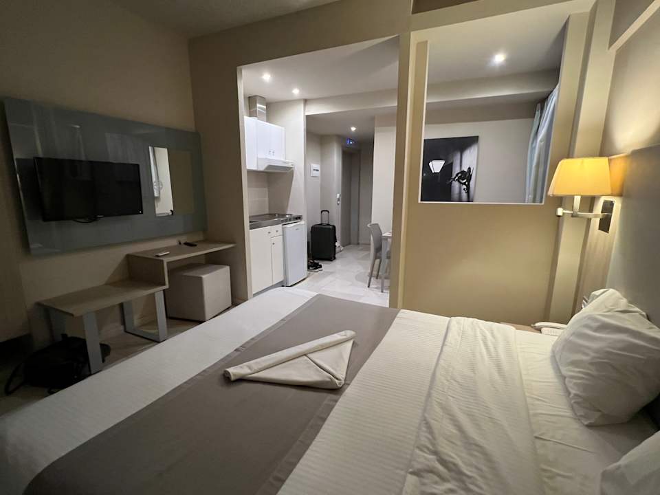 Zimmer Acharavi Beach Hotel