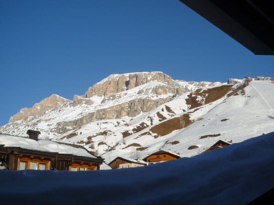 Piz Boe aus dem zugeschneiten Fenster Hotel-Garni Serena