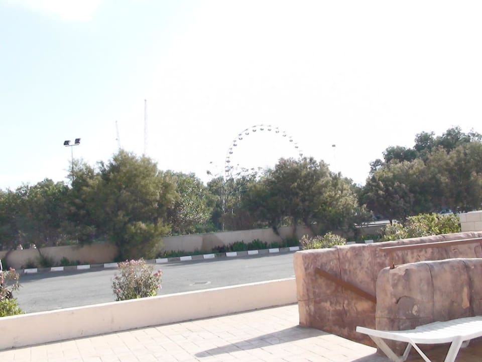 Widok na lunapark i parking przed hotelem Piere Anne Beach Hotel