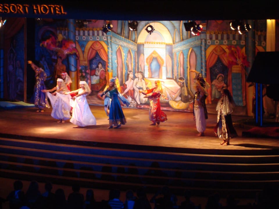 Abendshow auf der Bühne am Pool VONRESORT Golden Coast