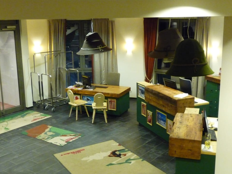 Rezeption mit einfallsreichen Lampen Hotel Oberstdorf