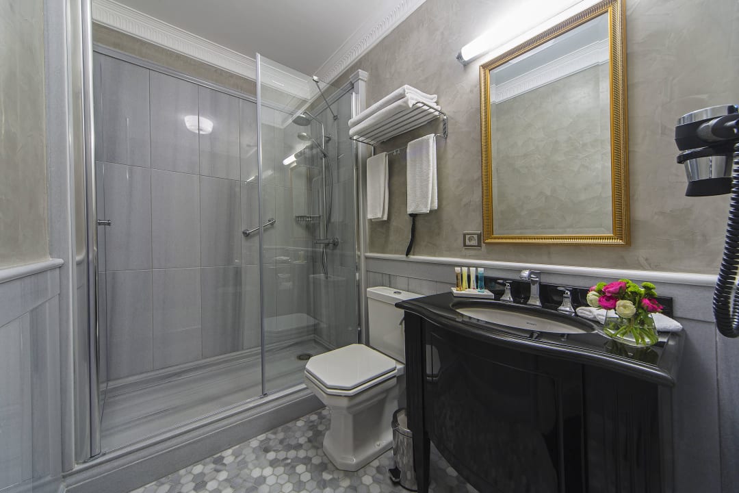 Bathroom Meroddi Bagdatliyan Hotel