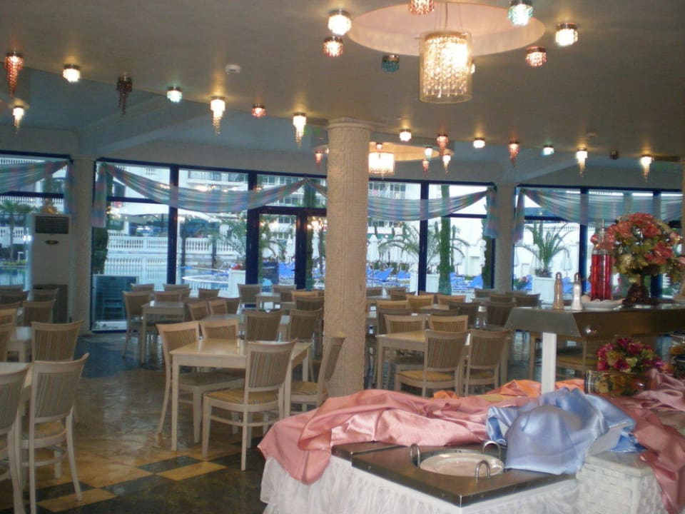 Kleines Restaurant Chaika Beach & Spa Hotel