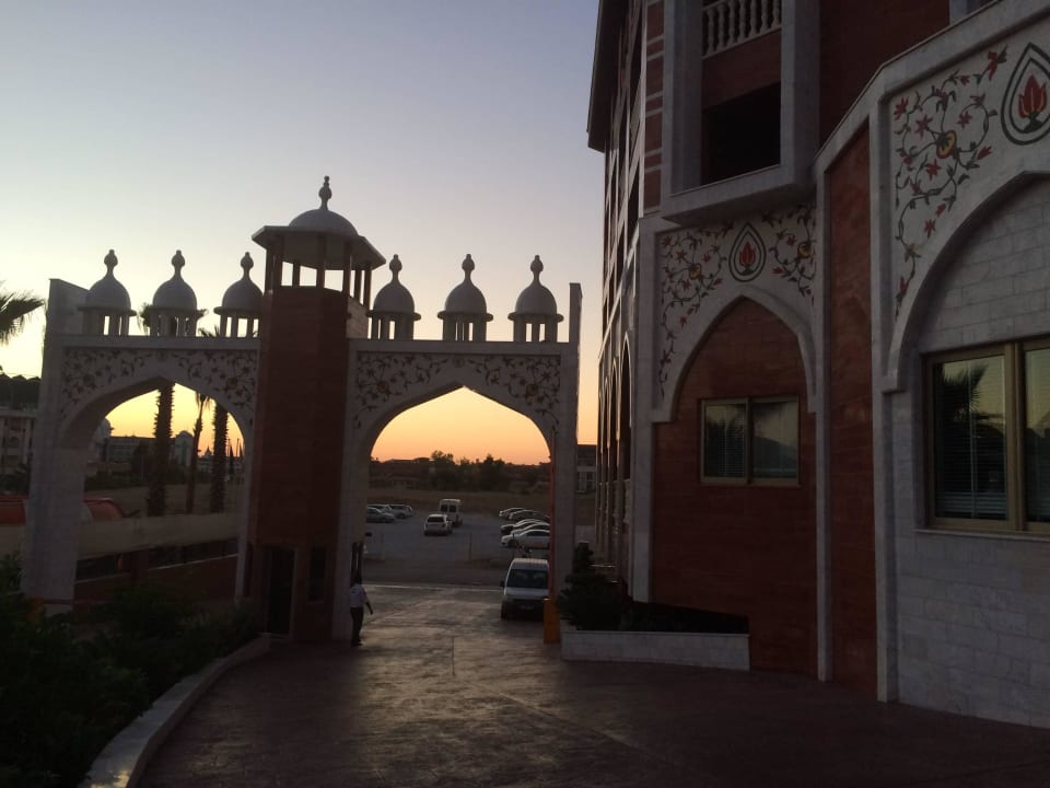 Eingang Royal Taj Mahal Hotel