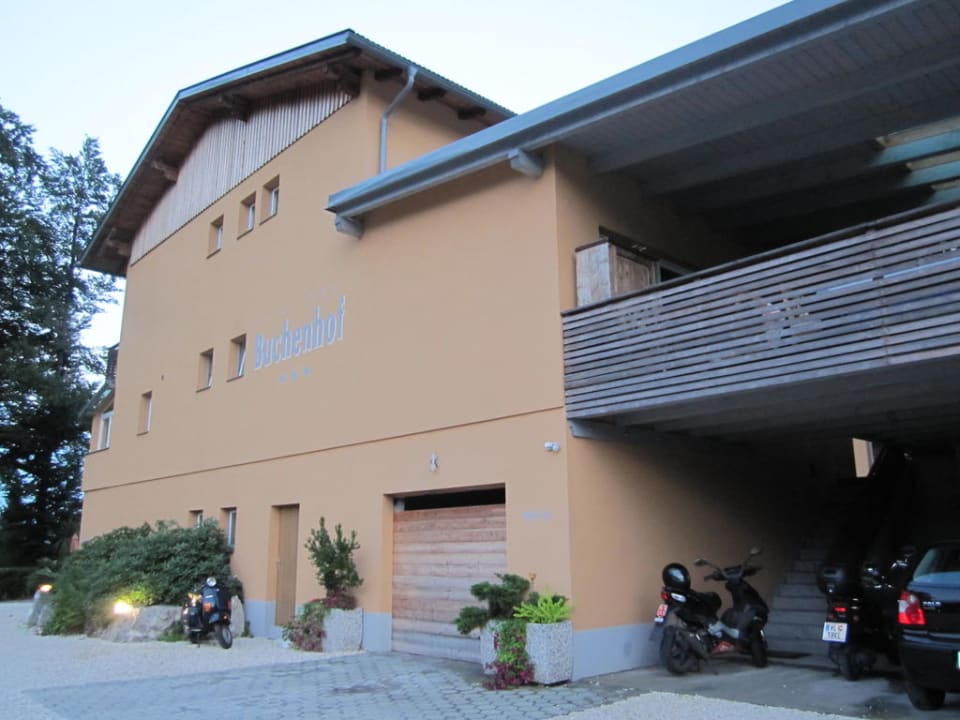 Hotel vom Parkplatz aus  Hotel Garni Buchenhof