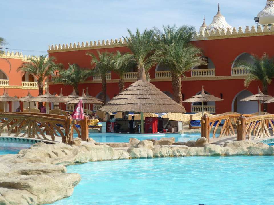 Activ-Pool mit Bar Pickalbatros Alf Leila Wa Leila Resort - Neverland Hurghada