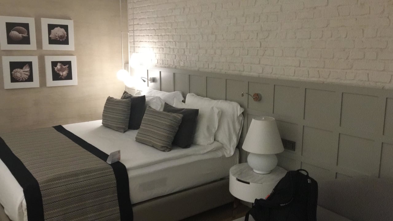 Bett Acanthus Cennet Barut Collection