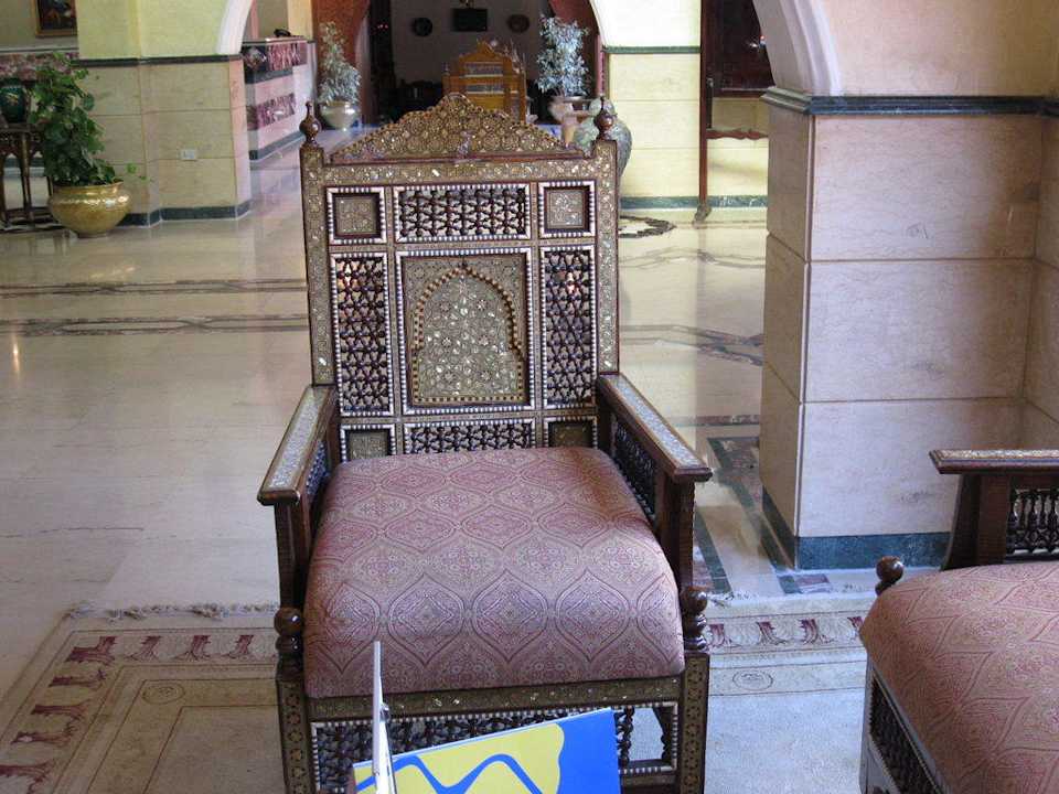 Одно из кресел центрального холла Pickalbatros Alf Leila Wa Leila Resort - Neverland Hurghada