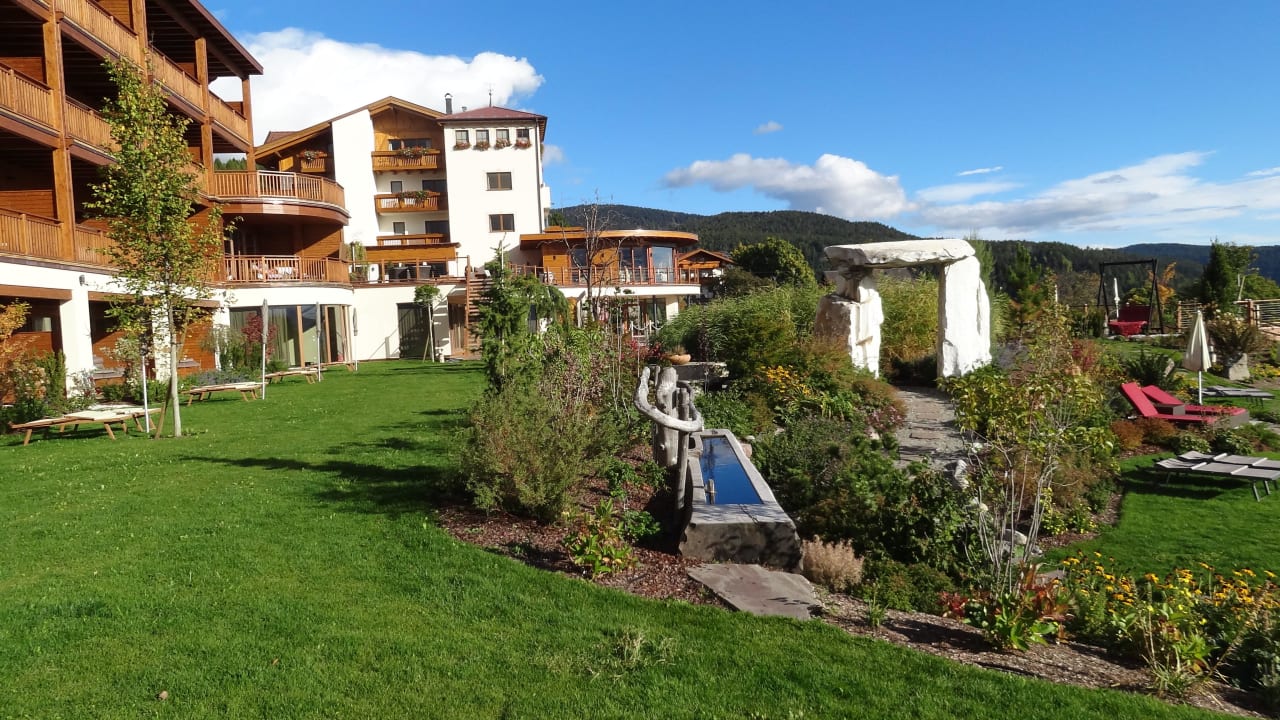 Vordergrund Kneipptrog mit Sicht zum Hotel Hotel Chalet Mirabell