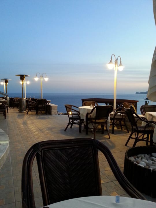 Abendstimmung auf der Restaurantterrasse Hotel Kalithea Horizon Royal