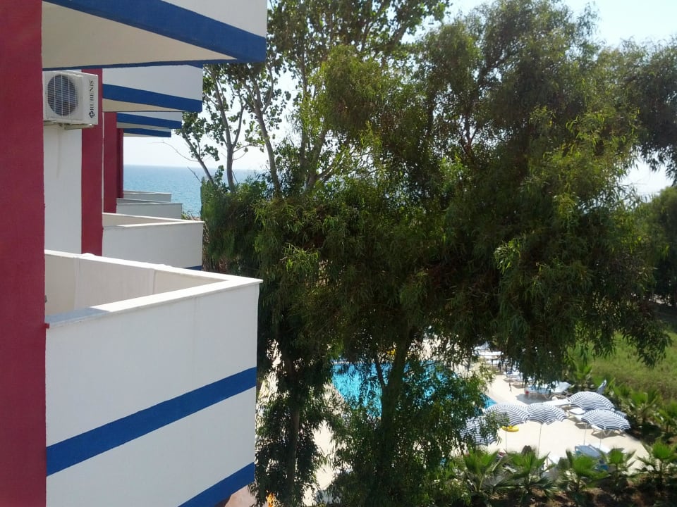 Zimmerblick auf Meer und Pool Skys Hotel