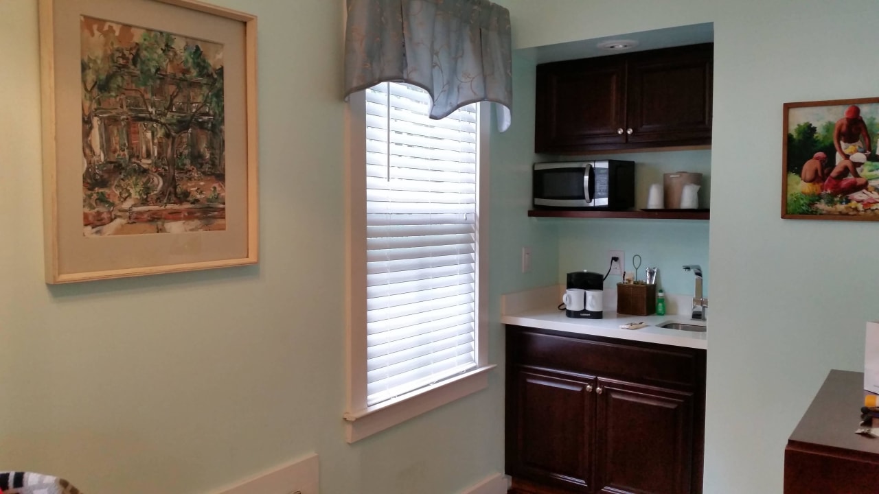 Kleine Küche mit Kühlschrank  Cypress House Hotel in Key West - Adults only