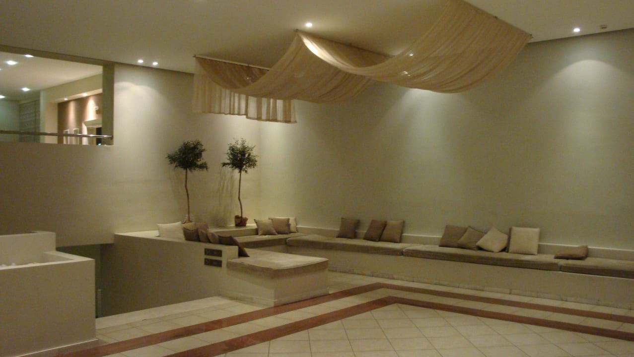 Ruhebereich bei der Rezeption Kipriotis Hippocrates Hotel