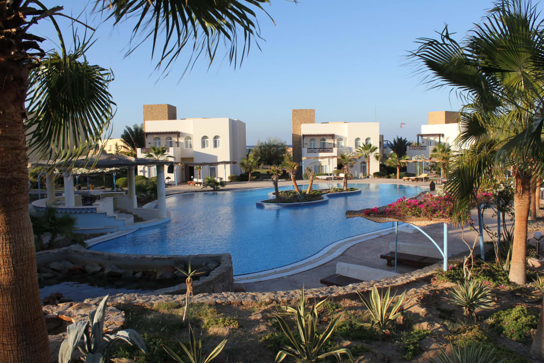 Oberer Pool mit Poolbar Solitaire Resort Marsa Alam