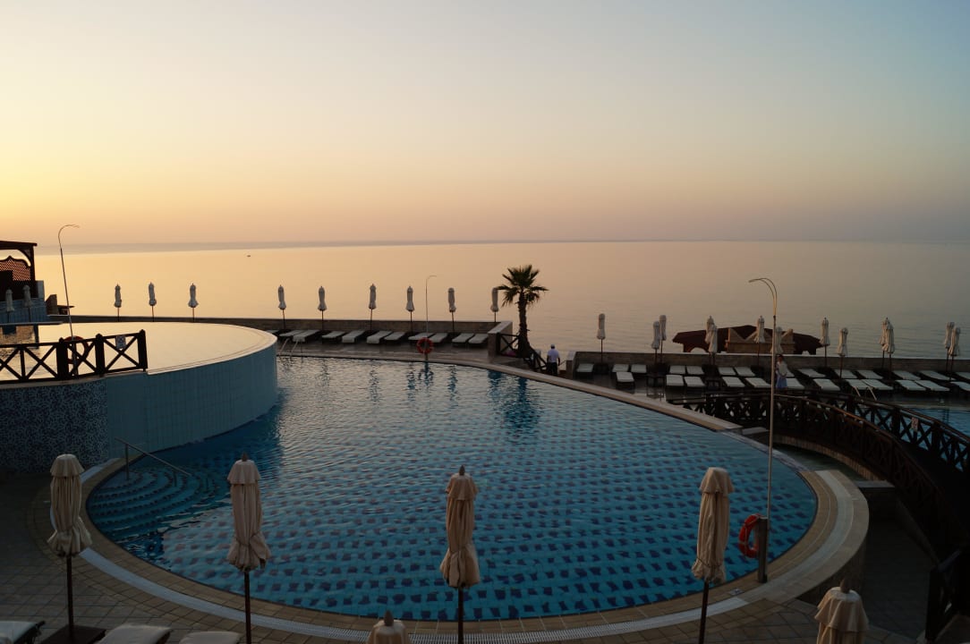 Pool beim Sonnenaufgang Hotel Kalithea Horizon Royal