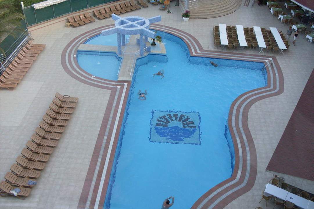 Blick vom Aufzug auf den Pool Kırbıyık Resort Hotel - Alanya