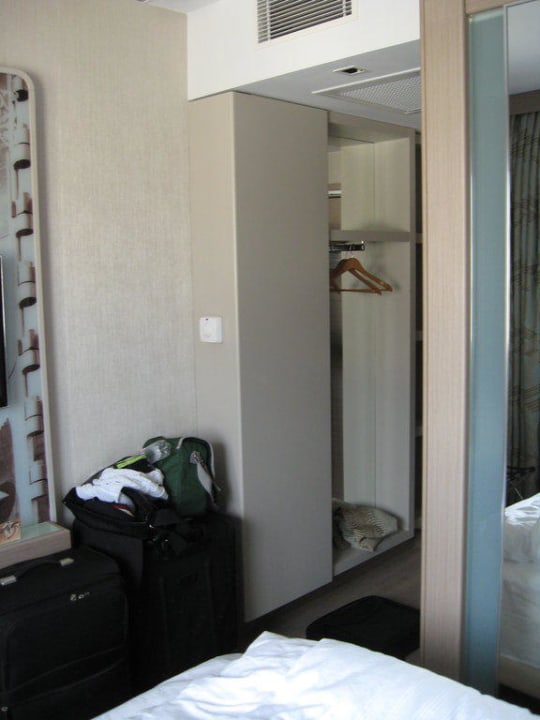 Blick vom Bett Richtung Türe/Bad TITANIC Comfort Berlin Mitte