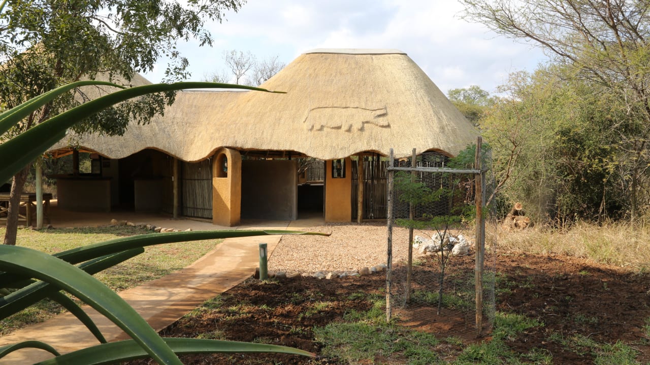 Bar mit Maskottchen auf dem Dach Kubu Safari Lodge