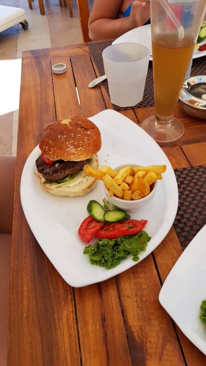 Hamburger am Poolgrill Hotel JAZ Makadi Star & Spa