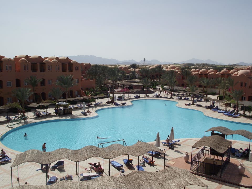 Blick auf Pool ->Poolbar Jaz Makadi Oasis Resort