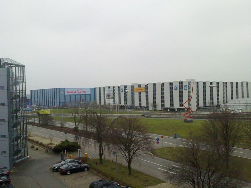 Blick zur Straße/Flughafen Leonardo Hotel Hannover Airport