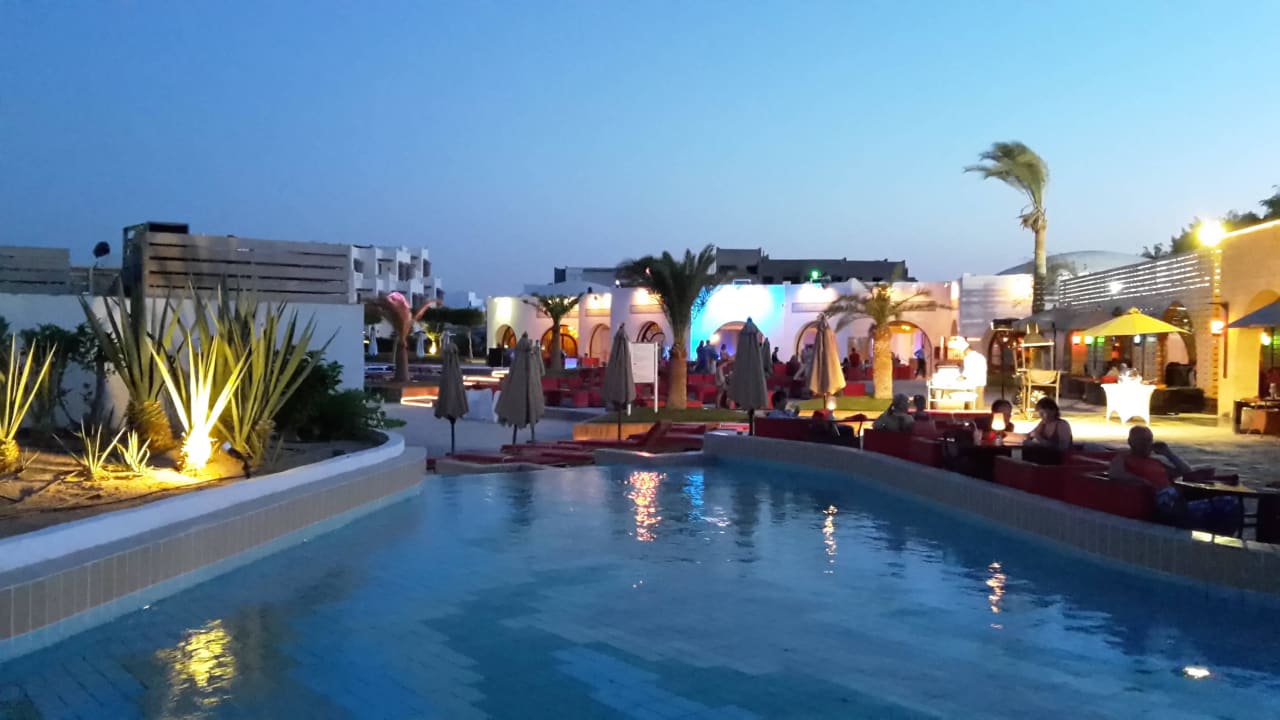 Pool mit blick zum Restaurant Hotel Mercure Hurghada