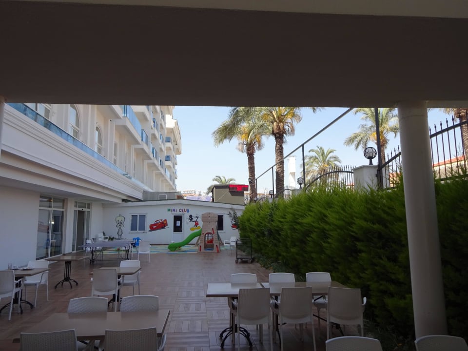 Dort ist der Kinder club Palm World Side Resort & Spa