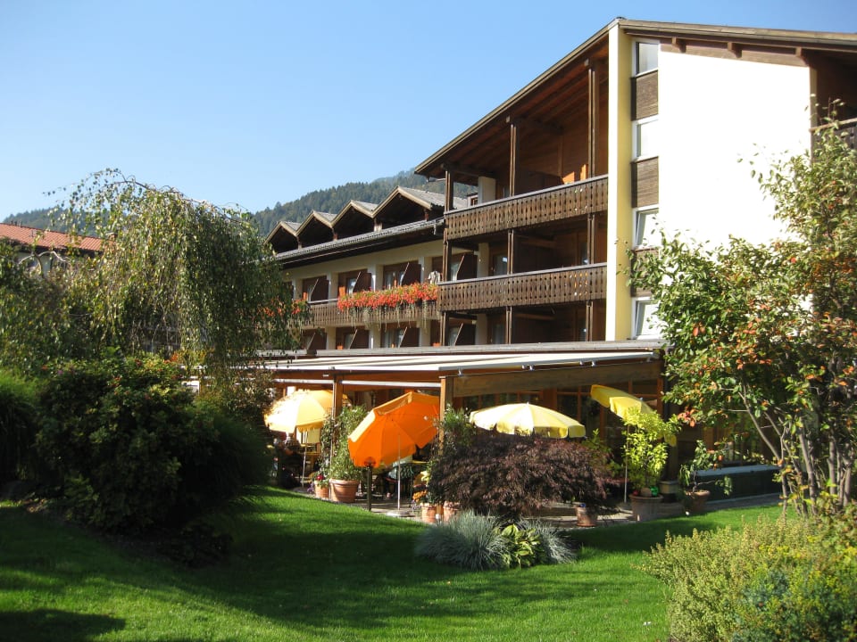 Garten und im Hintergrund das Hotel Zimba Hotel Zimba