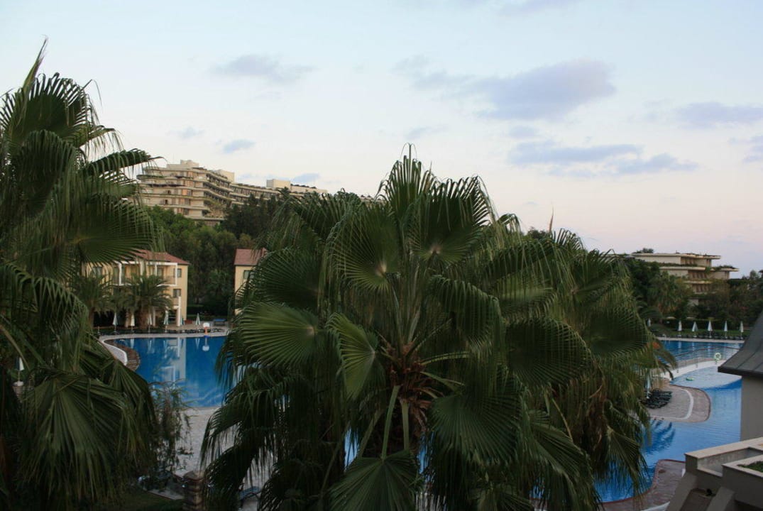 Blick vom Zimmer auf den Pool Arum Barut Collection