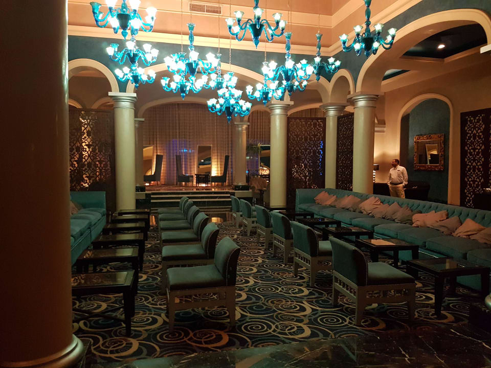 Część lobby baru JAZ Aquamarine Resort