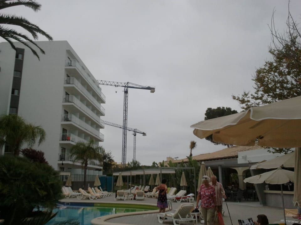 Pool und im Hintergund Baukran Hotel Riu Bravo