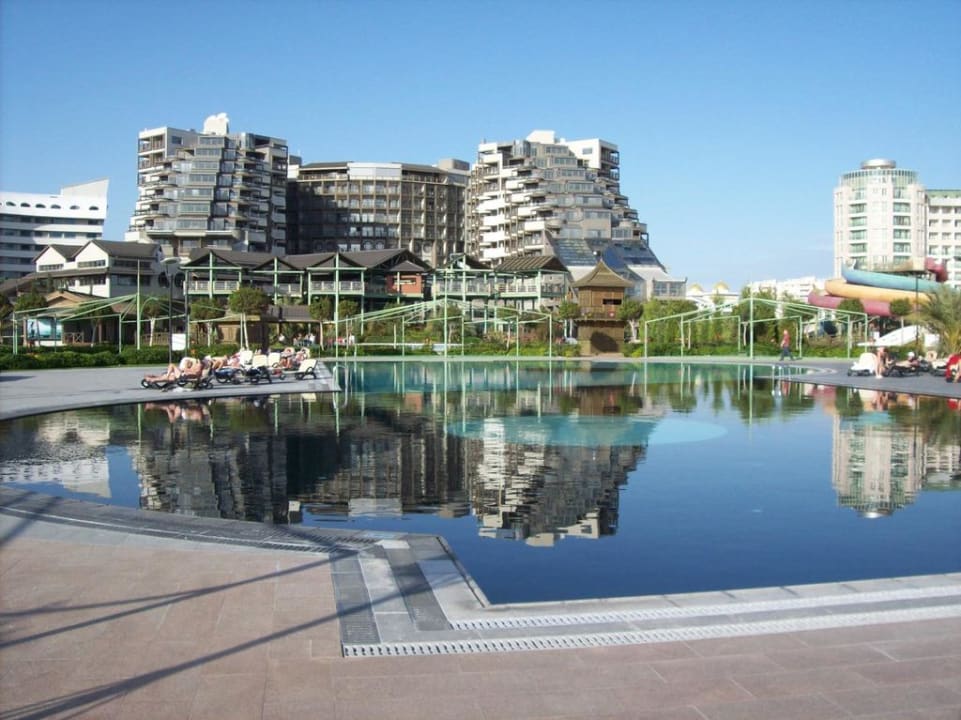 Aussenansicht auf Hotel und Pool Limak Lara Deluxe Hotel & Resort