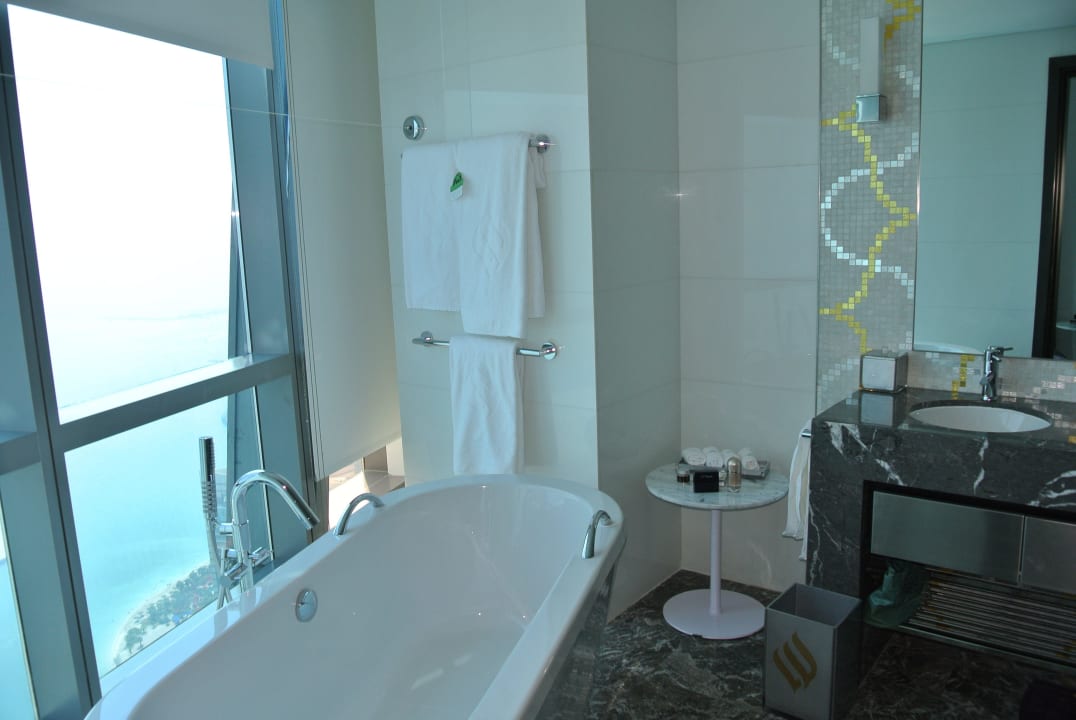 Bdaezimmer mit Ausblick Conrad Abu Dhabi Etihad Towers