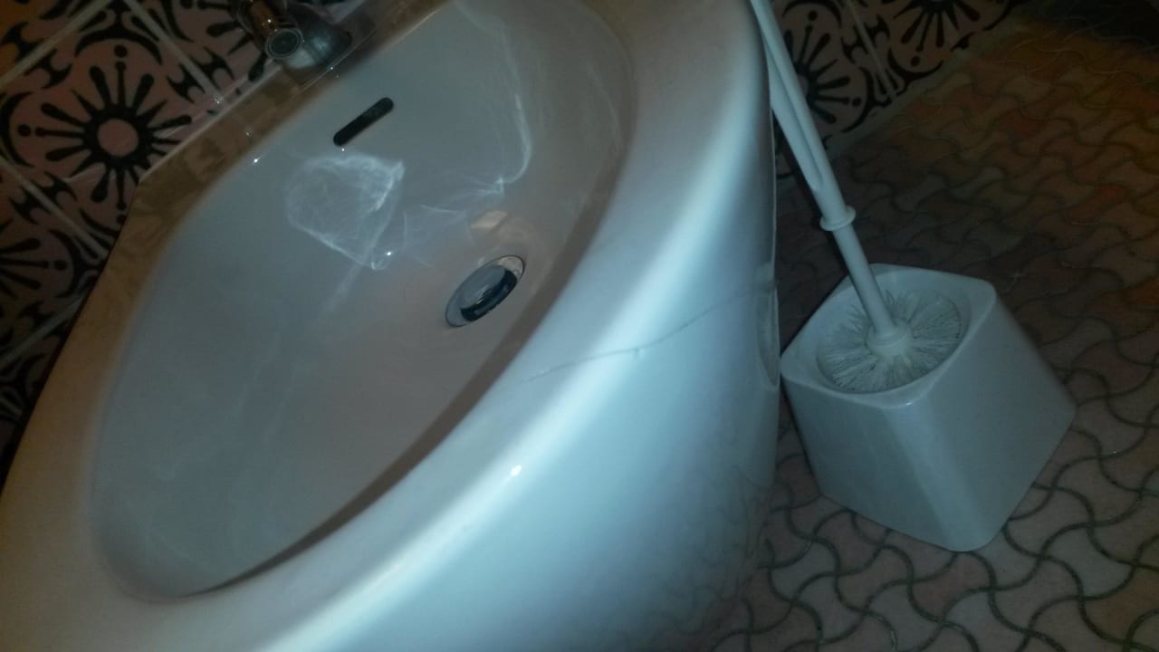 Gesprungenes und scharfkantiges Bidee PLAZA Premium Timmendorfer Strand