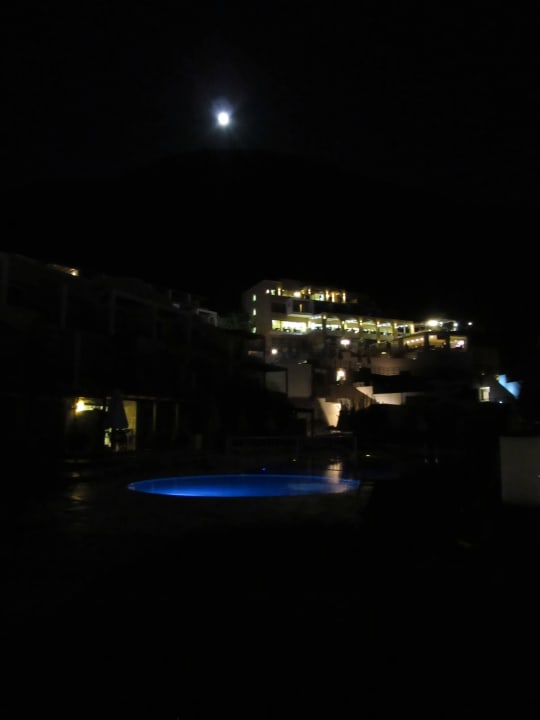 Hotelanlage bei Nacht Filion Suites Resort & Spa