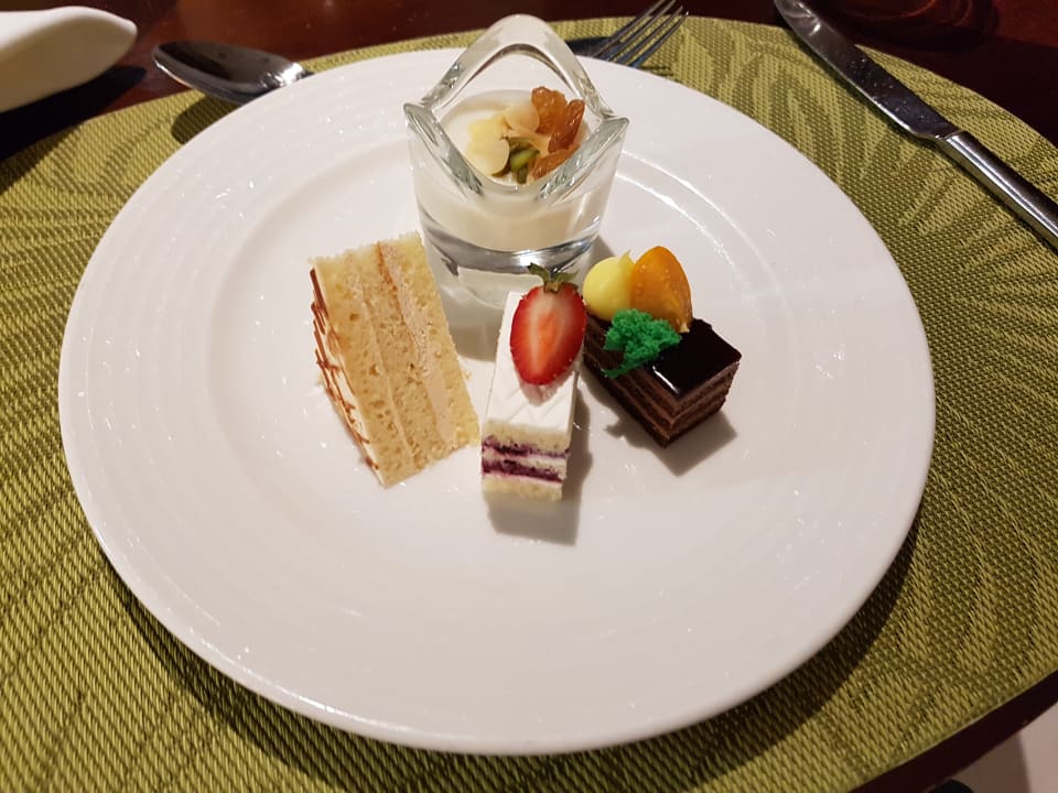 Gastro Rose Rayhaan by Rotana