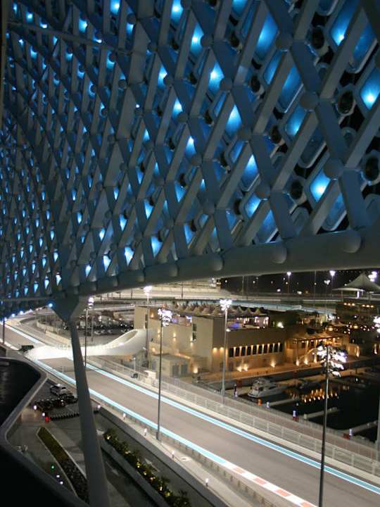 Nächtliche Formel-1-Strecke vom Zimmerbalkon   W Abu Dhabi - Yas Island
